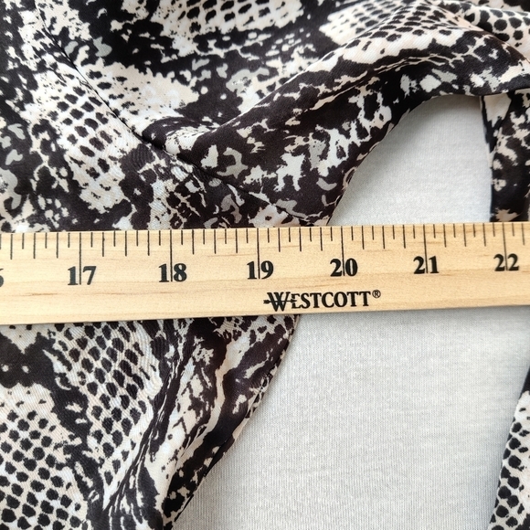 VIOLET & Claire Women's Button Down Shirt Size Medium Snakeskin Blouse - Picture 9 of 11